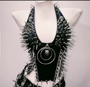 Damski gotycki crop top z kolcami