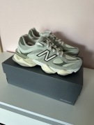 New Balance 9060 sneakersy zielone khaki zamszowe unisex r. 39,5