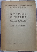 Wystawa miniatur na tle wnętrz