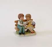 Figurka porcelanowa vintage Dzieci na ławce z pieskiem lata 70