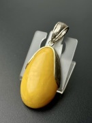 Elegancki srebrny wisiorek z naturalnym bursztynem bałtyckim 9,83 g