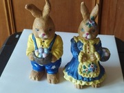 2 figurki zajączków z koszyczkami z pisankami, Stare a piękne !