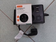 Czarna listwa zasilająca marki Hykker z wyłącznikiem i portami USB.