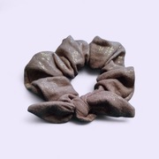 Gumka typu scrunchies muślinowa z ozdobnym supełkiem