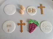 Hostia cukrowa komunia krzyż IHS