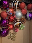 Bombki plastikowe i 2 bombki metalowe po cukierkach .