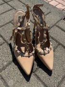 Vices Szpilki beżowe z ćwiekami rozmiar 40 buty czółenka