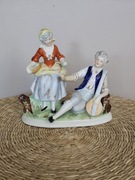 Figurka porcelanowa pary w sadzie jabłek.