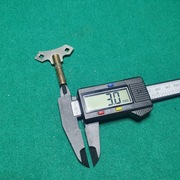 Stary kluczyk do mechanizmu zegara=3x3 mm.