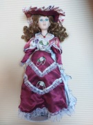 Stara duża lalka stojąca