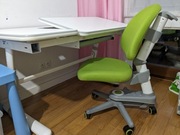 Regulowane biurko dla dziecka + fotel obrotowy z blokadą kółek