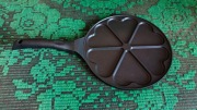 Patelnia do naleśników o średnicy 26 cm,  z motywem tłoczenia w serca