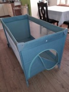 używane łóżeczko turystyczne składane dla dziecka Caretero kolor turkusowy 