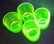 Szkło uranowe wazelinowe kieliszki likieru mini szklaneczki 4 szt. 