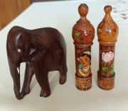 Drewniane ozdoby na półki z książkami. Wyroby z czasów PRL.