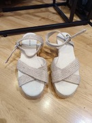 Letnie sandały na koturnie