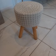 Pufka na drewnianych nogach 