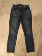 Jeansy DKNY Delancey – klasyka w nowoczesnym wydaniu