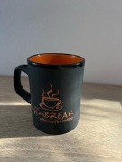 Czarny kubek Coffee Break z pomarańczowym środkiem