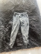 szare  spodnie rozciągają się 