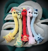 Zwariowany Dino - szydełkowy brelok do plecaka