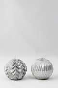 Zestaw dwóch świec ozdobnych, kule, brokat srebrne