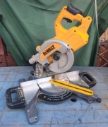 Akumulatorowa piła ukosowa z posuwem DeWalt dcs777 ukośnica pilarka 