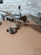 Lotnia metalowa leżący mężczyzna.