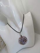 Kamień księżycowy zatopiony w żywicy jubilerskiej