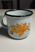 Malutki emaliowany kubek, jesienne liście 
