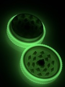 Młynek do tytoniu / ziół – ŚWIECĄCY W CIEMNOŚCI