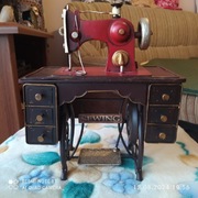 Dekoracyjna, metalowa maszyna do szycia