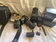 Lustrzanka Sony Alfa z dodatkowymi obiektywami i filtrami.