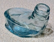 Stary kałamarz szklany - buteleczka po atramencie.