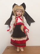 Porcelanowa lalka wys 40cm blondynka z grzywką