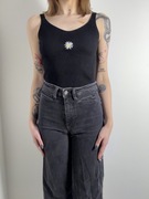 Czarny prążkowany top na ramiączkach z stokrotką rozm. S Cropp