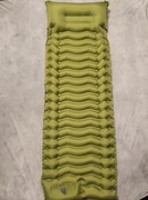 Nowy materac turystyczny nadmuchiwany z pompką 