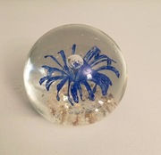 Szklana kula przycisk do papieru