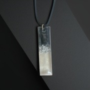 Nowoczesny Wisior Prostokątny – Żywica Epoksydowa, Szary i Perłowy