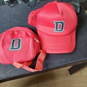 Komplet saszetka i czapka beysbolówka.