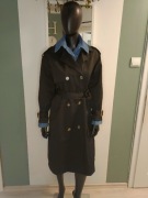 Płaszcz damski typu trencz.