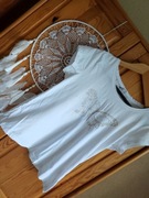 białą koszulka bluzka t-shirt z metalicznym złotym motylem