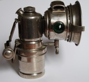 Zabytkowa lampa karbidowa do motoru.