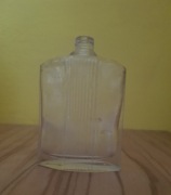 Bardzo stara butelka po perfumach.