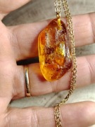 Słoneczny Naszyjnik: Naturalny Bursztyn Bałtycki w Złotej Oprawie