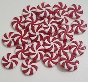 Ozdoby świąteczne na choinkę. Plastikowe biało-czerwone cukierki, pastylki