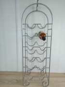 Metalowy stojak na wino.