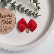 Czerwona kokardka z medalikiem