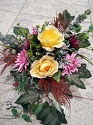 Stroik ze sztucznych kwiatów