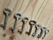 Stare klucze do szaf szafek biurek witryn sejfu  7 sztuk